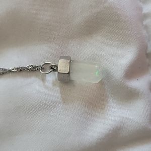 Shiny pendant necklace